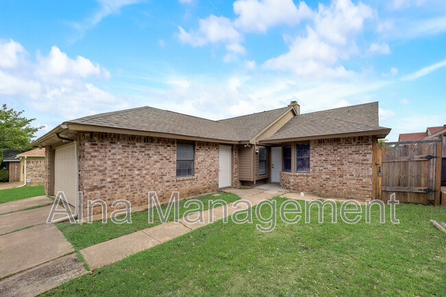 2411 Busch Dr in Arlington, TX - Foto de edificio - Building Photo