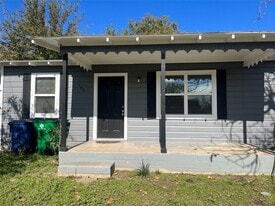 500 W Ward St in Decatur, TX - Building Photo