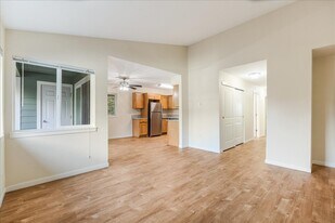 Cascade Woods Apartments in Aloha, OR - Building Photo