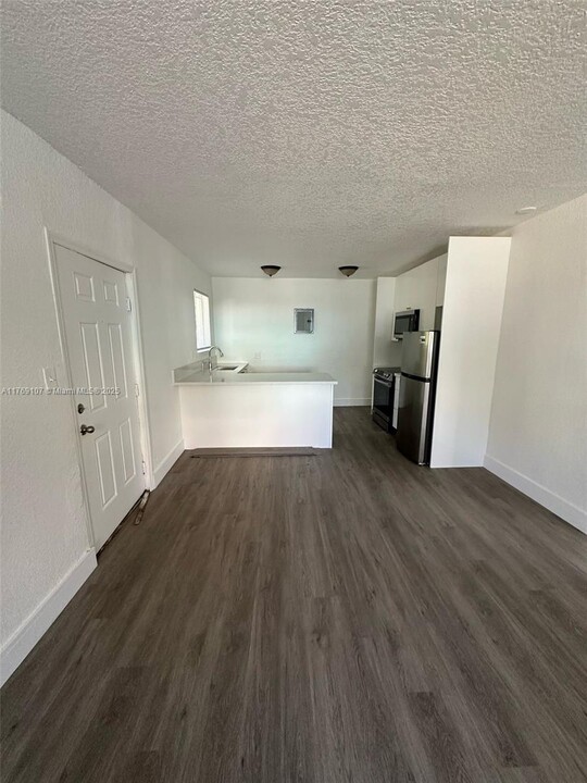160 NE 77th St-Unit -1 in Miami, FL - Building Photo