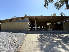 5232 Overbrook Way in Sacramento, CA - Building Photo - Building Photo