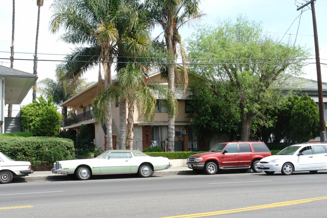 6618 Woodman Ave in Van Nuys, CA - Foto de edificio