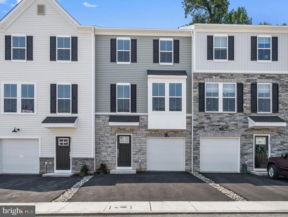 258 Talucci Dr in Downingtown, PA - Building Photo