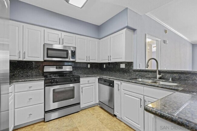 12372 Carmel Country Rd, Unit 202 in San Diego, CA - Foto de edificio - Building Photo