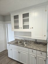 161 Montgomery St, Unit Unit 8 in Pawtucket, RI - Foto de edificio - Building Photo