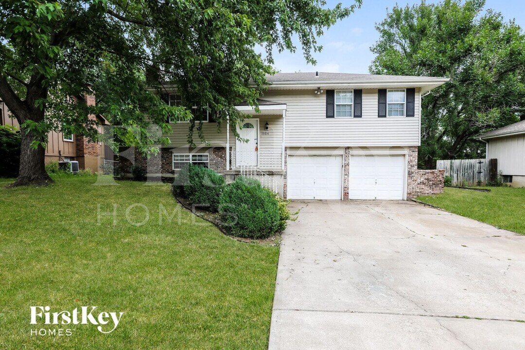 7504 E 132 Terrace in Grandview, MO - Foto de edificio