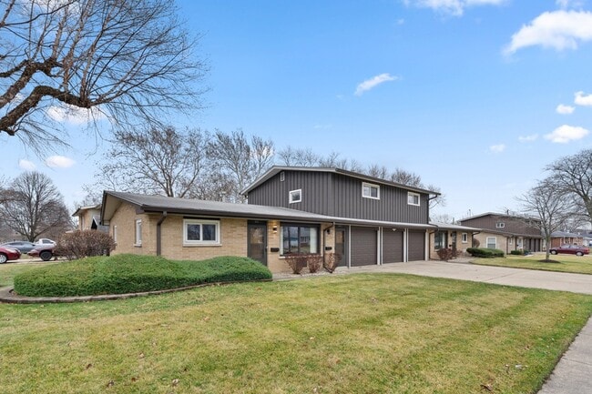 537-541 N Edgelawn Dr, Unit 539 in Aurora, IL - Building Photo - Building Photo