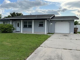 2328 Country Club Blvd in Cape Coral, FL - Building Photo
