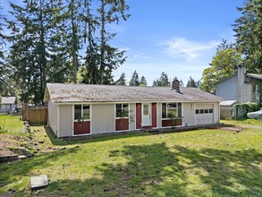 8817 Quinault Dr NE in Olympia, WA - Building Photo - Building Photo