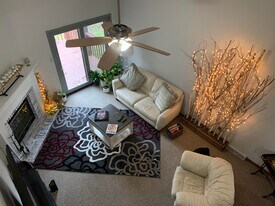 107 Hollyridge Ln in Columbia, MO - Building Photo