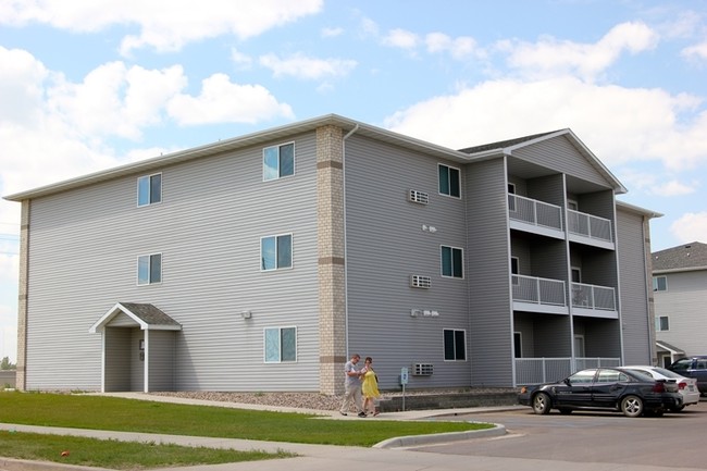 Crossing at the Bluffs in Minot, ND - Foto de edificio - Building Photo