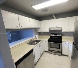 5851 W 20th Ave-Unit -412 in Hialeah, FL - Building Photo - Building Photo