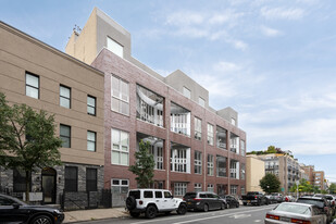 90 Meserole Street in Brooklyn, NY - Foto de edificio - Primary Photo