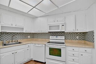 1000 Lowry St, Unit 1000 Lowry Street 2g, Del in Delray Beach, FL - Building Photo