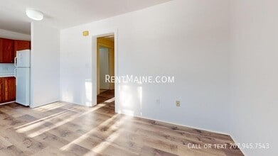 2412 Western Ave in Newburgh, ME - Foto de edificio - Building Photo