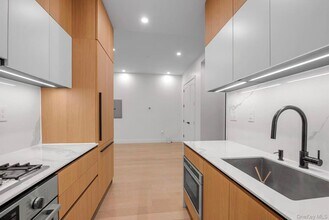 5 Ct Square W in Queens, NY - Building Photo - Building Photo
