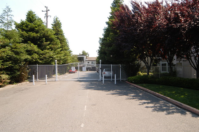 Moorpark Garden Apartments in San Jose, CA - Building Photo - Building Photo