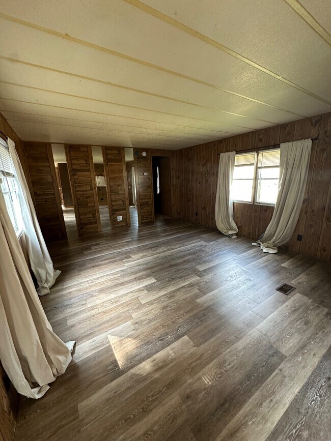 3107 Switzer Rd in Hutchinson, KS - Building Photo - Building Photo