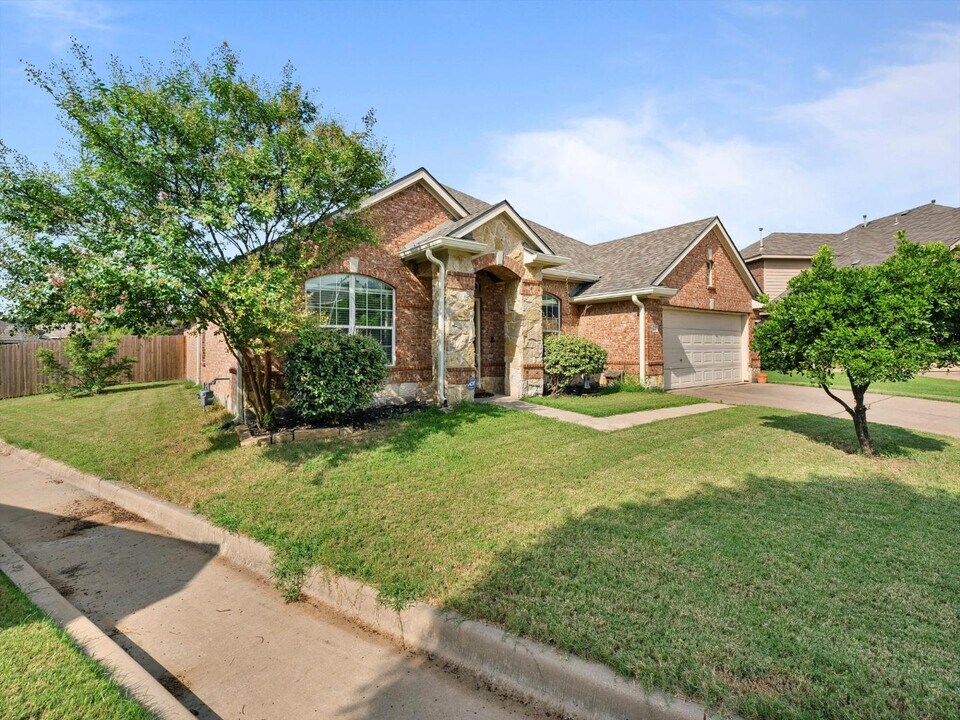 9204 Lockhart Dr in Arlington, TX - Building Photo