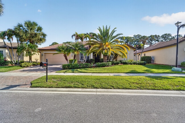 854 SW Saint Tropez Ct