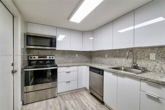 7917 SW 104th St in Miami, FL - Building Photo - Building Photo
