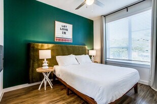 2425 E Riverside Dr in Austin, TX - Building Photo