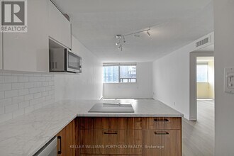 914 Yonge St in Toronto, ON - Building Photo - Building Photo