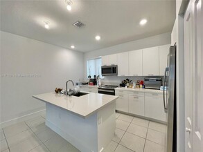 4654 NW 83rd Pkwy in Doral, FL - Building Photo - Building Photo