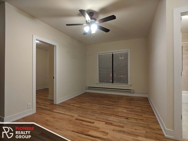 951 W Cornelia Ave, Unit 955-2B in Chicago, IL - Foto de edificio - Building Photo