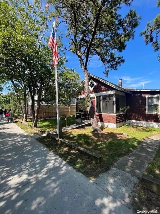 276 Cottage Walk in Ocean Beach, NY - Building Photo