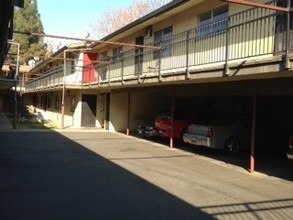 The Pines Apartments in Bakersfield, CA - Foto de edificio - Building Photo