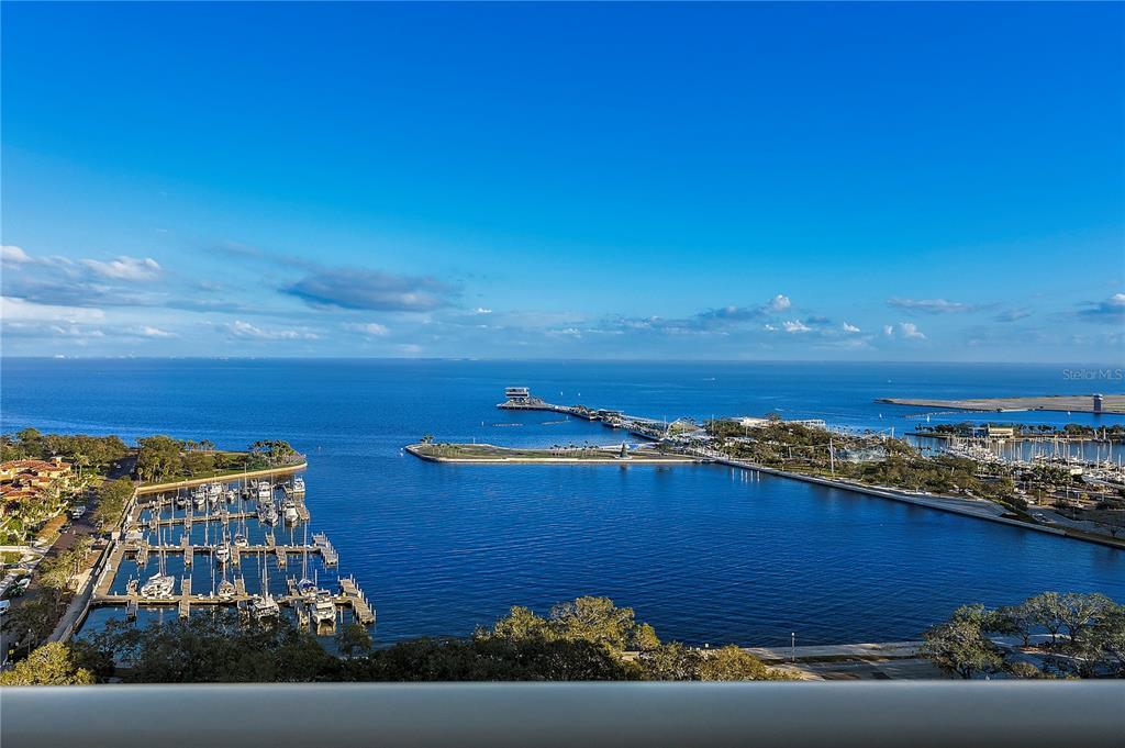 400 Beach Dr NE in St. Petersburg, FL - Building Photo