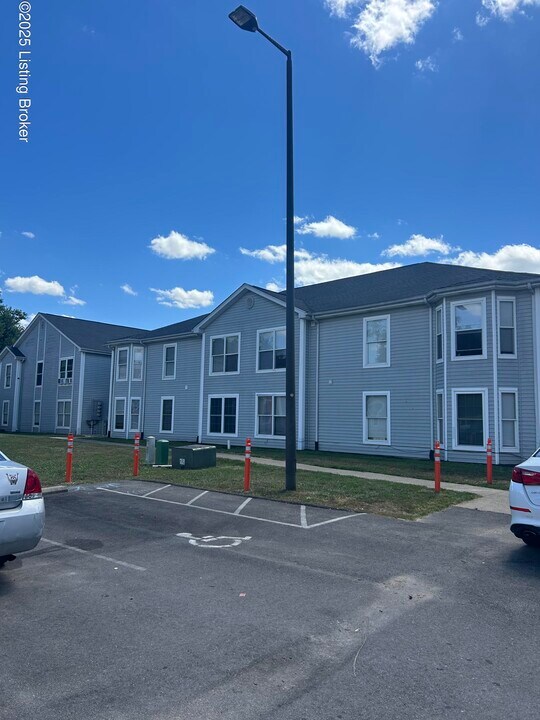 2430 McKindree Ct in Louisville, KY - Building Photo