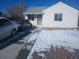 985 N Oakland St in Aurora, CO - Building Photo