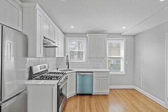 243 W Selden St, Unit 2 in Boston, MA - Foto de edificio - Building Photo