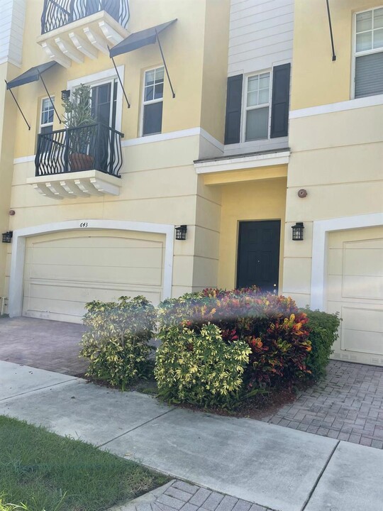 643 NW 38th Cir in Boca Raton, FL - Building Photo