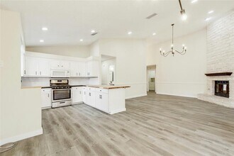 5610 Meadow Crest in Austin, TX - Building Photo - Building Photo