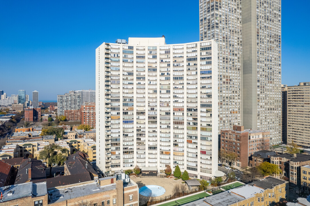 Lake Park Plaza in Chicago, IL - Building Photo