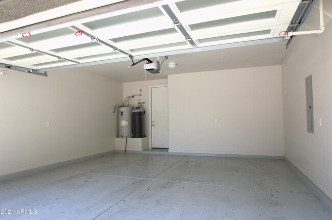 2090 S Dorsey Ln in Tempe, AZ - Foto de edificio - Building Photo
