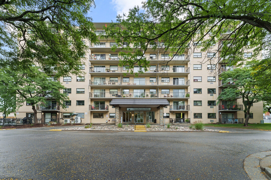 Inn on the Park in Sarnia, ON - Building Photo