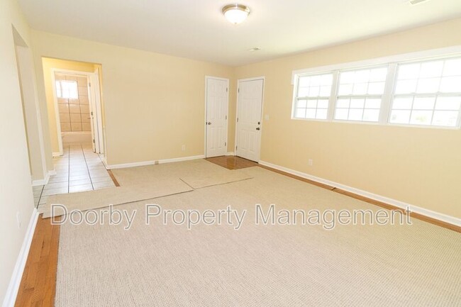 2418 Hickory Valley Rd in Chattanooga, TN - Building Photo - Building Photo