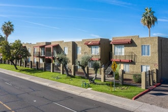 Terra Villa Apartments in Phoenix, AZ - Foto de edificio - Building Photo