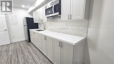 3137 Sunnyhill Dr in Mississauga, ON - Building Photo - Building Photo