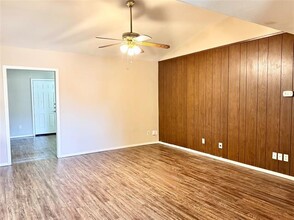 1617 Squire Ct in Grand Prairie, TX - Foto de edificio - Building Photo