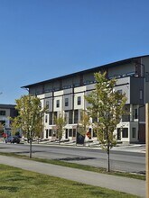 156 Park St in Cochrane, AB - Building Photo - Building Photo