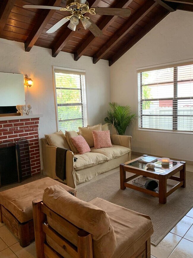 1860 SW 17th Ter in Miami, FL - Foto de edificio - Building Photo