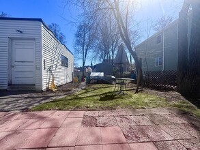 18 Webster St, Unit #2 in Newton, MA - Foto de edificio - Building Photo