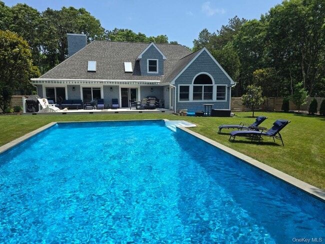 3 Bennett Dr in East Quogue, NY - Foto de edificio - Building Photo
