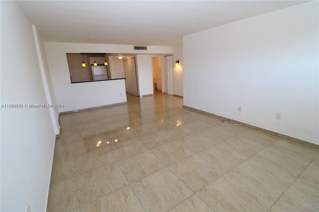 1025 Alton Rd, Unit 206 in Miami Beach, FL - Building Photo - Building Photo