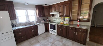 2520 Madison Ave in Bridgeport, CT - Foto de edificio - Building Photo